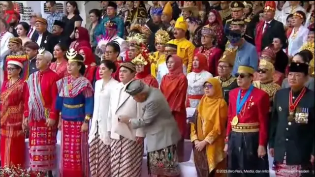 Menteri PUPR Basuki Terciduk Nyolek-Nyolek Erick Thohir dalam Peringatan HUT ke-78 RI 17 Agustus 2023. (YouTube/ SekretariatPresiden)