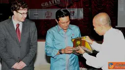 Citizen6, Medan: Fadel Muhammad menerima cinderamata dari Dekan Fisip Prof Badaruddin, disaksikan oleh Direktur FES Daniel Reichart usai memberikan kuliah Umum di USU. (Pengirim: Efrimal)