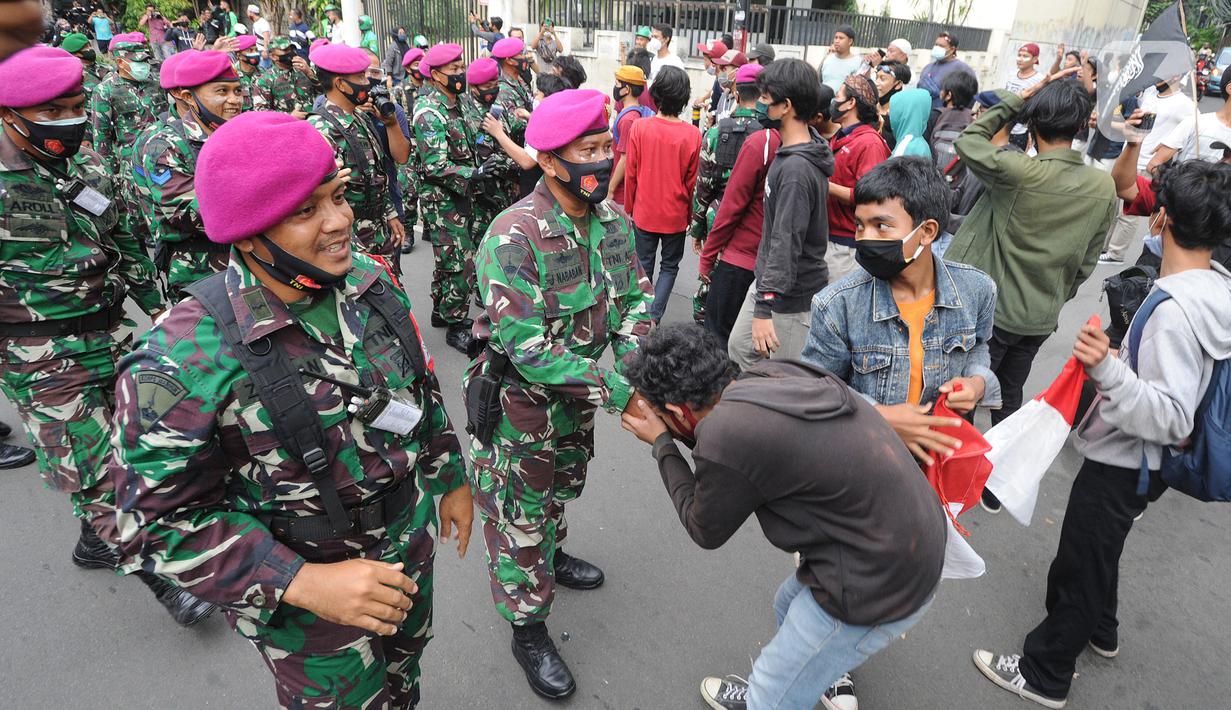 Foto Pendekatan Humanis Marinir Tni Al Halau Massa Pendemo News Liputan6 Com