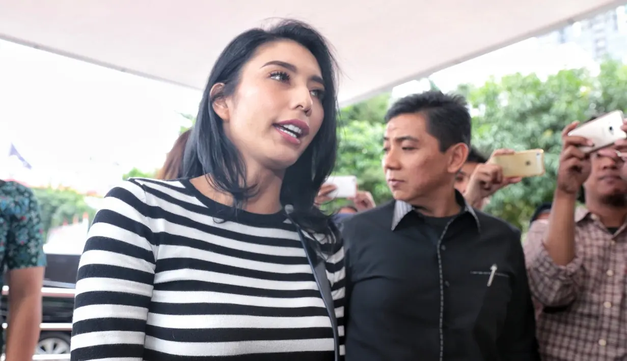 Tyas dituduh membawa seorang anak yatim piatu bernama ACB sejak 2017 silam. Tyas juga telah memenuhi panggilan KPAI terkait pelaporan neneknya bocah lima tahun yang kini diasuh oleh Tyas. (Adrian Putra/Bintang.com)