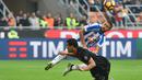 Pemain Pescara, Michele Fornasier menghadang laju pemain AC Milan, Carlos Bacca pada laga Serie A Italia di San Siro Stadium, Milan (30/10/2016). (AFP/Giuseppe Cacace)