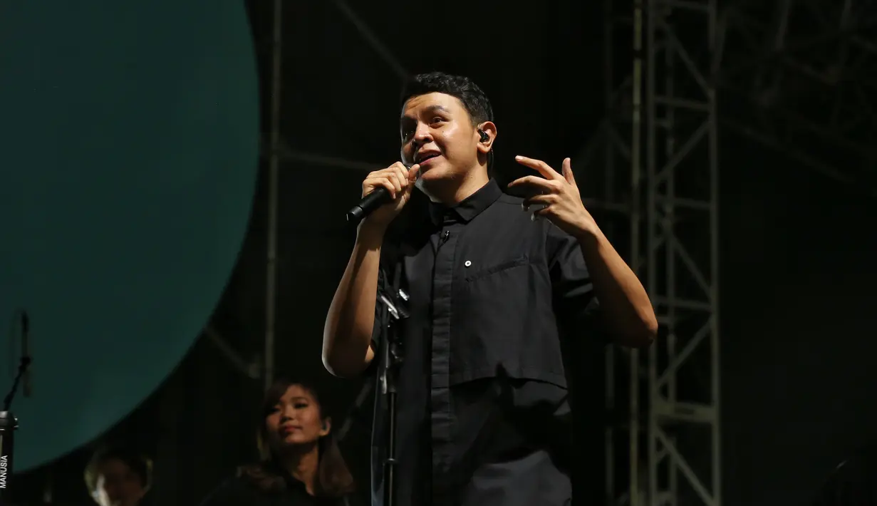 Penampilan Tulus di atas panggung Social Chic 2024 di Stadion Madya, Senayan, Jakarta, Minggu (4/8). [Foto: Adrian Putra/Fimela]