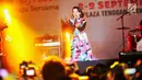 Penyanyi jazz Andien Aisyah tampil di panggung Jak-Japan Matsuri 2018 di Plaza Tenggara, Senayan, Jakarta, Sabtu (8/9). Penampilan Andien dimeriahkan dengan kerlap-kerlip lampu panggung. (Liputan6.com/Faizal Fanani)