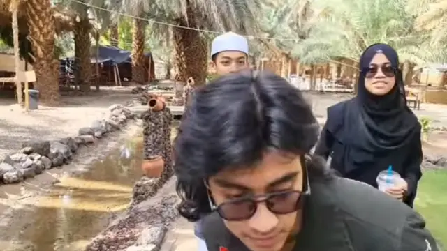 Penampilan Abidzar Saat Umroh