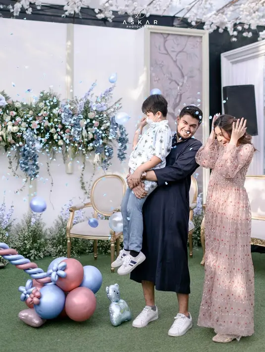 Faradilla Yoshi dan Bryan Mckenzie  tasyakuran 4 bulanan (Instagram/faradillayoshi)