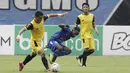 Striker Arema FC, Ricky Kayame, berusaha mengontrol bola saat melawan Bhayangkara FC pada laga perempat final Piala Presiden 2019 di Stadion Patriot, Bekasi, Sabtu (30/3). Bhayangkara kalah 0-4 dari Arema. (Bola.com/Yoppy Renato)
