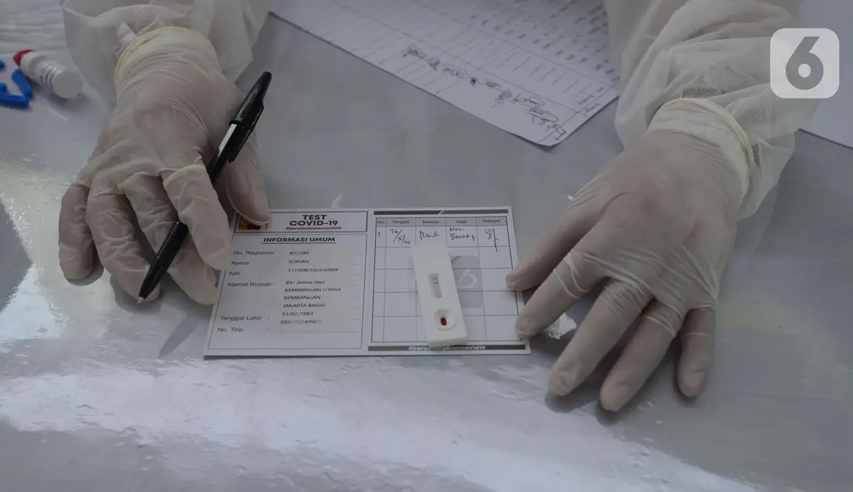 Petugas medis mengambil sampel darah warga saat mengikuti rapid tes Covid-19  di Bundaran HI, Jakarta, Selasa (26/5/2020). Rapid test massal tersebut diberikan secara gratis kepada 500 orang yang melintas atau beraktivitas di Bundaran HI guna mendeteksi COVID-19. (merdeka.com/Imam Buhori)