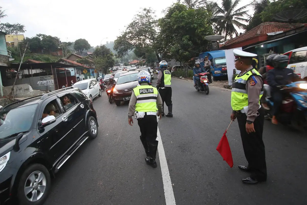 20160702-Urai Kemacetan, Polisi Berlakukan Rekayasa Lalu Lintas di Simpang Nagreg-Jabar