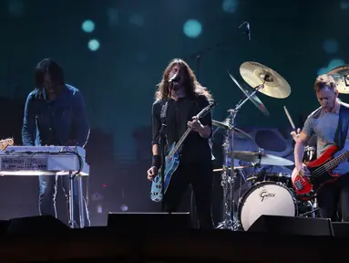 Penampilan band Foo Fighters saat menghibur penonton di Brit Awards 2018 di London, Rabu (21/2). Brit Awards adalah penghargaan musik tahunan di Inggris yang didirikan oleh British Phonographic Industry. (Joel C Ryan / Invision / AP)