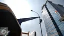 Pemrov DKI Jakarta akan mengganti seluruh lampu listrik Penerangan Jalan Umum (PJU) di wilayah Jakarta dari konvensional menjadi lampu hemat energi "light emitting diode" (LED), Jakarta, Selasa (29/12). (Liputan6.com/Yoppy Renato)