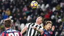 Pemain Juventus, Mario Mandzuki melompat untuk merebut bola dari pemain Crotone pada laga pekan ke-14 Liga Italia Seri A di Allianz Stadium, Senin (27/11). Juventus harus bersusah payah bisa menundukkan Crotone, 3-0. (Alessandro Di Marco/ANSA via AP)