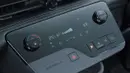AC mobil ini sudah mengadopsi teknologi dual-zone yang bisa membedakan suhu penumpang kiri dan kanan. Panel pengontrol AC menggunakan campuran antara tombol sentuh dan knob putar fisik. Tuas transmisi kini digantikan dengan tombol dan dilengkapi mode manual. (Source: paultan.org)