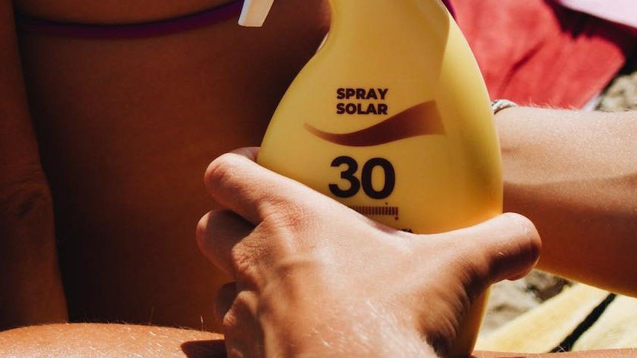 Lotion adalah pilihan yang lebih melembapkan dan dapat dilihat dengan jelas di kulit, tetapi mungkin memerlukan waktu lebih lama untuk mengaplikasikannya. Stik cocok untuk penggunaan di sekitar mata dan tahan lama, tetapi mungkin lebih sulit untuk menutup