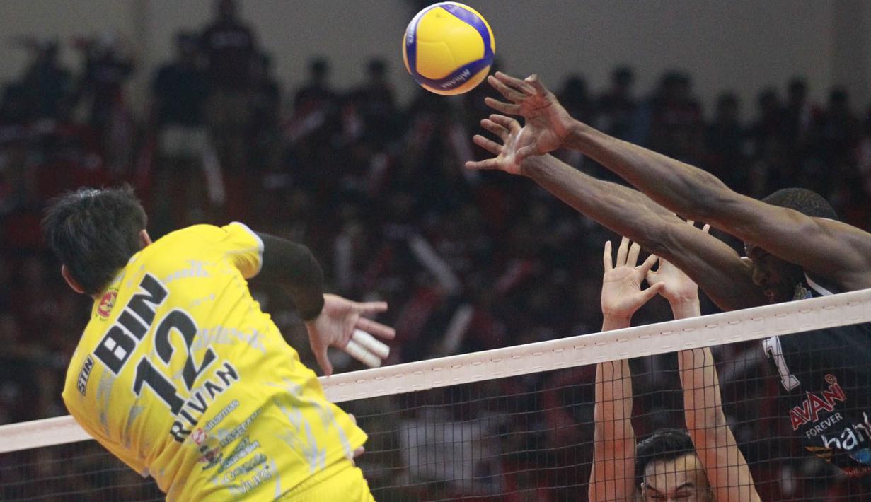 <p>Pemain Jakarta STIN BIN, Rivan Nurmulki (kiri) melepaskan spike yang berusaha diblok pemain Jakarta LavAni Allobank Electric, Oriol Durruthy pada laga putaran kedua final four PLN Mobile Proliga 2024 di GOR Jatidiri Semarang, Sabtu (13/7/2024). Jakarta STIN BIN kalah 1-3 (19-25, 25-22, 18-25 dan 17-25). (Dok. PBVSI)</p>