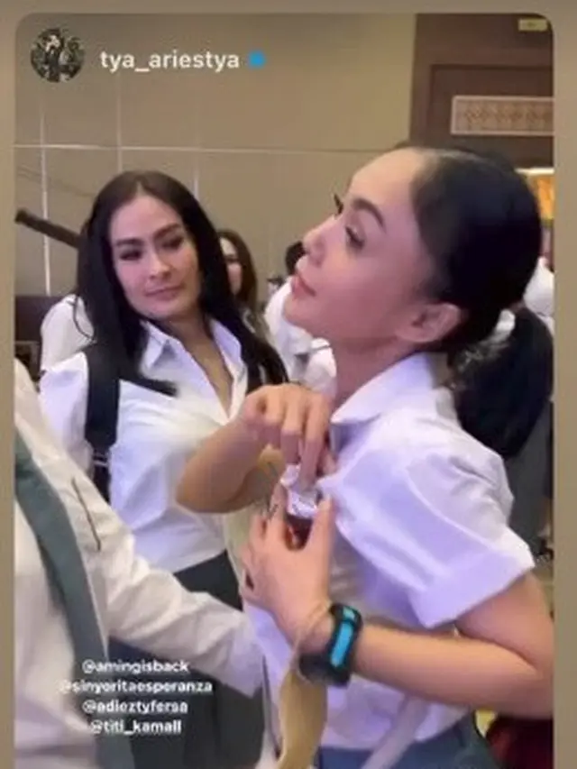 Sederet artis tanah air pakai seragam SMA di pesta ulang tahun Ussy Sulistiawaty ke-41 (Foto: Instagram @tya_ariestya)