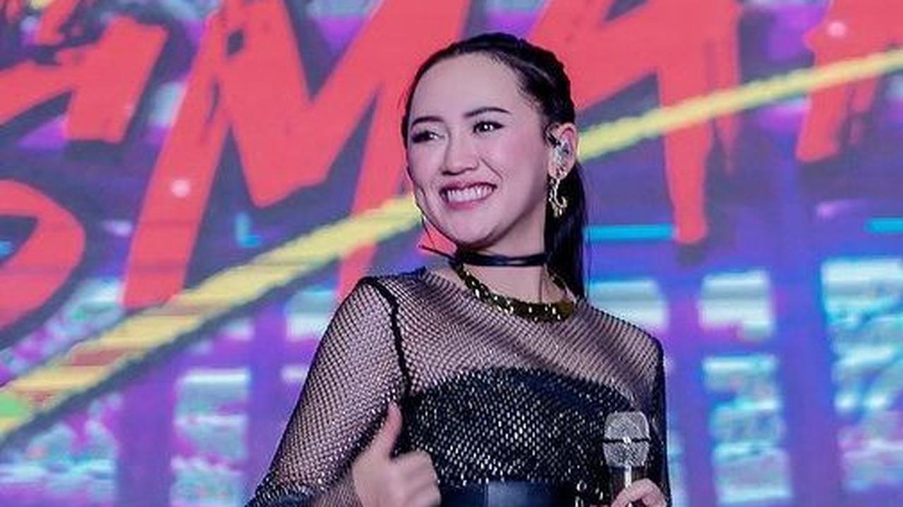 Video Detik-detik Happy Asmara 'Kesurupan' di Atas Panggung, Senyumnya Mengerikan
