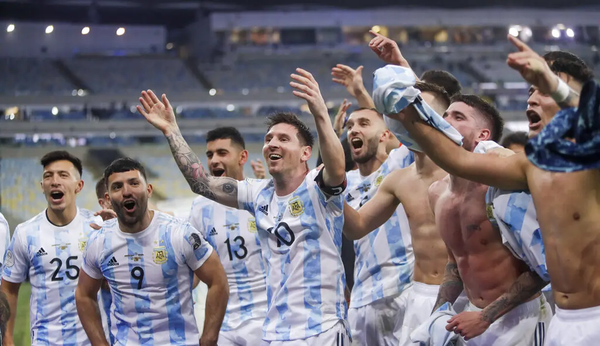 Penyerang Argentina, Lionel Messi berselebrasi dengan rekan-rekannya usai mengalahkan Brasil pada pertandingan final Copa America di stadion Maracana di Rio de Janeiro, Brasil, Minggu (11/7/2021). Argentina menang tipis atas Brasil 1-0 berkat gol tunggal Angel Di Maria. (AP Photo/Bruna Prado)