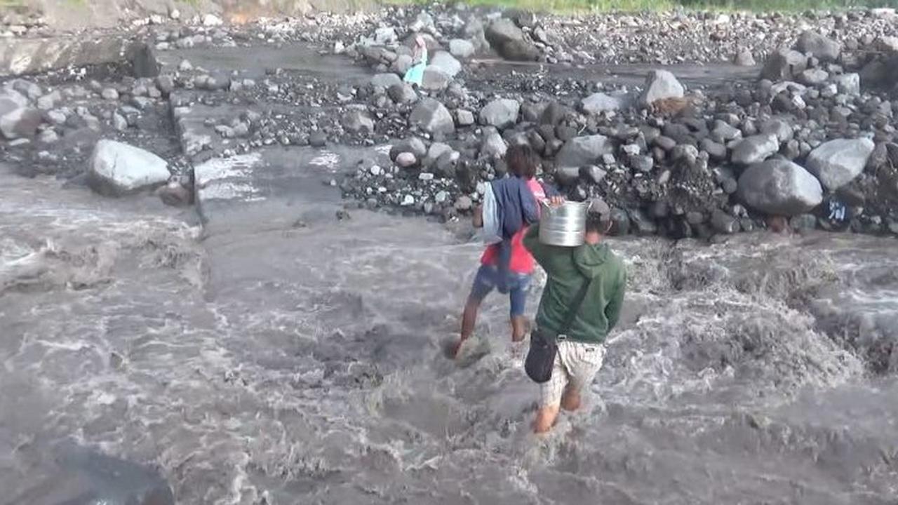 Banjir Lahar Semeru Menerjang, Ratusan Warga Lumajang Terisolir