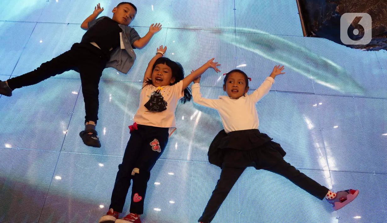 Anak-anak bermain di dunia pandora ala Avatar di Senayan City, Jakarta, Senin (14/12/2022). Senayan City menghadirkan Festive Season – The Festive Mood mulai tanggal 12 Desember – 8 Januari 2023, salah satunya Avatar Pandora Experience. (Liputan6.com/Herman Zakharia)