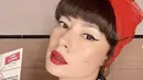 Paduan ikat kepala merah dengan lipstik merah dan makeup mata bold lewat garis eyeliner sukses ciptakan tampilan retro yang menjanjikan.  [Foto: Instagram/ miss_adinda_mae]