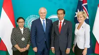 Presiden Joko Widodo (kedua kanan) berfoto bersama PM Australia Malcolm Turnbull (kedua kiri) didampingi Menteri Luar Negri masing-masing negara saat ASEAN-Australia Special Summit 2018 di Sydney (17/3). (Steve Christo/ASEANINAUS/AFP)