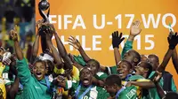 Selebrasi para pemain Nigeria dengan medali dan trofi juara setelah mengalahkan Mali pada laga final Piala Dunia U-17 2015 di Sausalito Stadium, Vina del Mar, Cile (8/11/2015). Nigeria menjadi negara dengan raihan trofi Piala Dunia U-17 terbanyak hingga kini. Dari delapan kali lolos ke final, Nigeria sukses 5 kali menjadi kampiun, termasuk edisi perdana 1985, 1993, 2007, 2013 dan 2015. Kegagalan Nigeria di partai final terjadi pada 1987, 2001 dan 2009. (AFP/Photosport/Marcelo Hernandez)