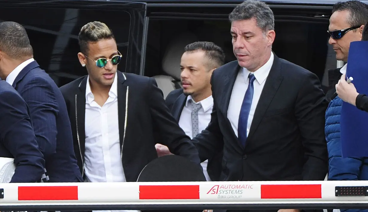 Neymar (kiri) tiba di kantor pengadilan Spanyol, Madrid, Selasa (2/2/2016). Kedatangan Neymar ini atas dugaan penggelapan pajak yang dituduhkan kepadanya. AFP/Curto De La Torre)