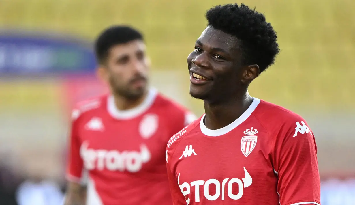 Aurelien Tchouameni mampu tampil melampaui ekspektasi saat dibeli AS Monaco dari Bordeaux pada musim panas 2020 lalu. Musim ini, ia sudah tampil sebanyak 44 kali di semua kompetisi dengan mencetak tiga gol. Dia dikontrak Monaco sampai 2024 mendatang. (AFP/Nicolas Tucat)