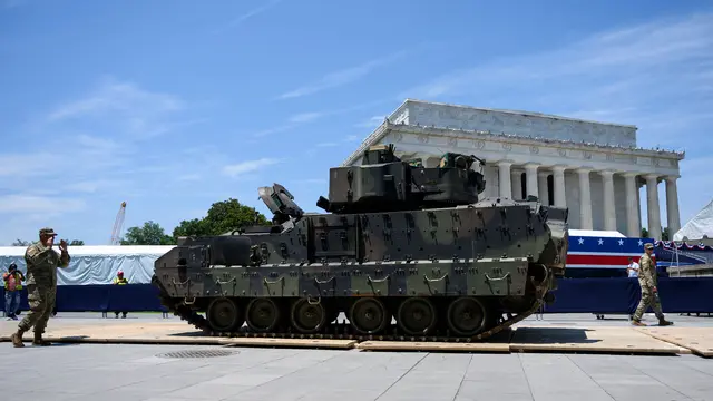 Anggota militer AS memandu Bradley Fighting Vehicle pada 3 Juli 2019 ketika persiapan dibuat untuk acara "Salute to America" ​​di Lincoln Memorial di National Mall di Washington, DC. (AFP)