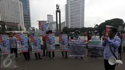 Sejumlah aktivis membawa sejumlah poster saat aksi "Reklamasi Teluk Benoa Bali Harga Mati" di kawasan Car Free Day, Jakarta, Minggu (20/3/2016). Mereka mendukung revitalisasi karena memberi banyak keuntungan kepada warga Bali. (Liputan6.com/Johan Tallo)