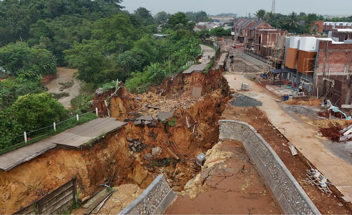 Kondisi Terkini Jalan Penghubung Tangerang-Bogor Terputus Akibat Longsor