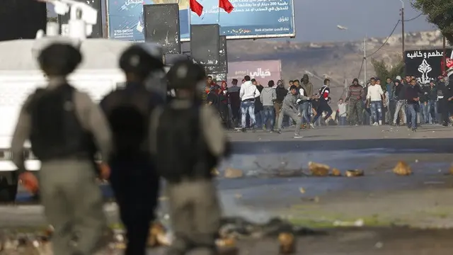 Bentrokan pecah antara pemuda Palestina dengan pasukan Israel di Tepi Barat menyusul pengakuan Donald Trump atas Yerusalem