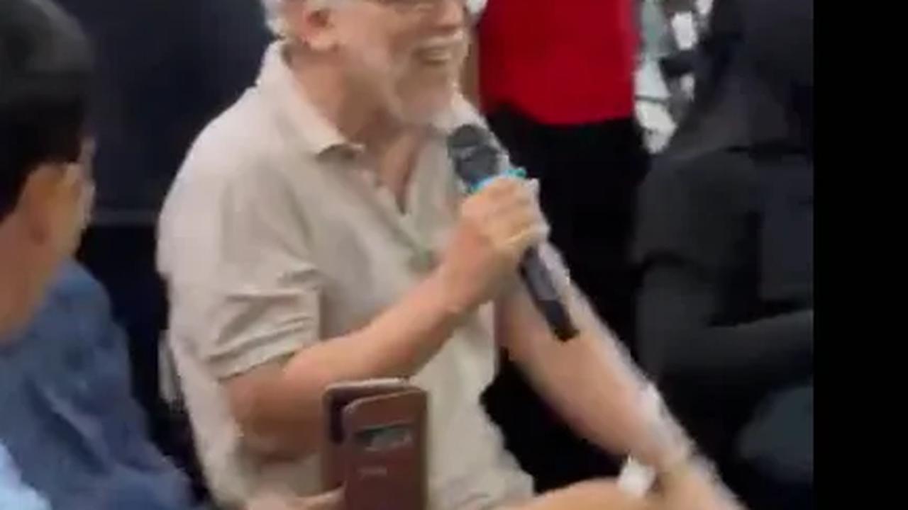 Momen Iwan Fals tersenyum saat sedang tampil di tengah-tengah masyarakat