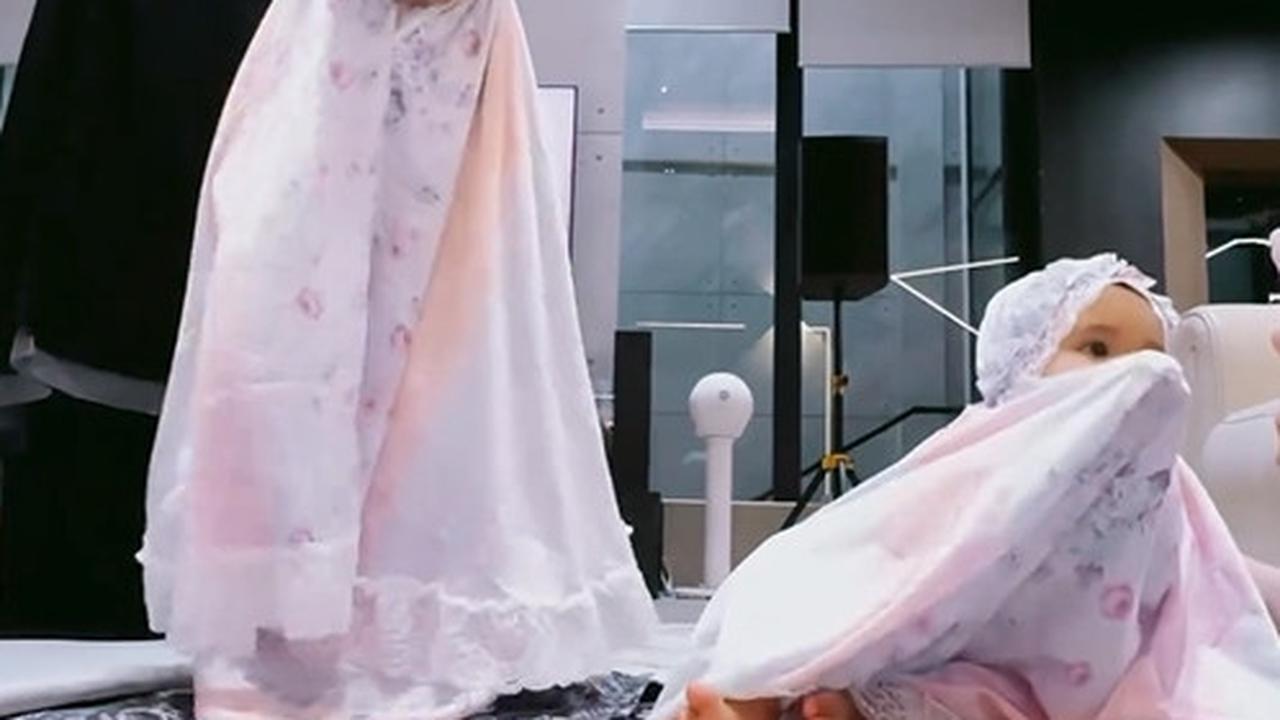 Sorotan kedua adalah lokasi tempat salat yang dipilih oleh Atta dan Aurel.&nbsp;