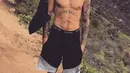 Berjalan menyusuri pantai, Justin terus melamparkan senyum sambil melihat penggemarnya yang berada di sekitar, bahkan mengerumini dirinya yang sedang berjalan. Para wanita berbikini pun nampak bahagia berada di dekat Justin. (Instagram/justinbieber)