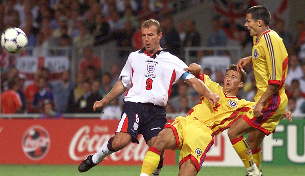 Striker Timnas Inggris, Alan Shearer (kiri) berebut bola dengan bek Rumania, Dan Petrescu pada laga Grup G Piala Dunia 1998 di Touluose Stadium, Prancis (22/6/1998). Hingga pensiun pada Juli 2006, Alan Shearer total tampil dalam 63 laga bersama Timnas Inggris dengan torehan 30 gol dan 11 assist. Pada laga debutnya menghadapi Prancis (19/2/1992) jelang Piala Eropa 1992, ia langsung mencetak satu gol dan membawa Inggris menang 2-0. (AFP/Jacques Demarthon)