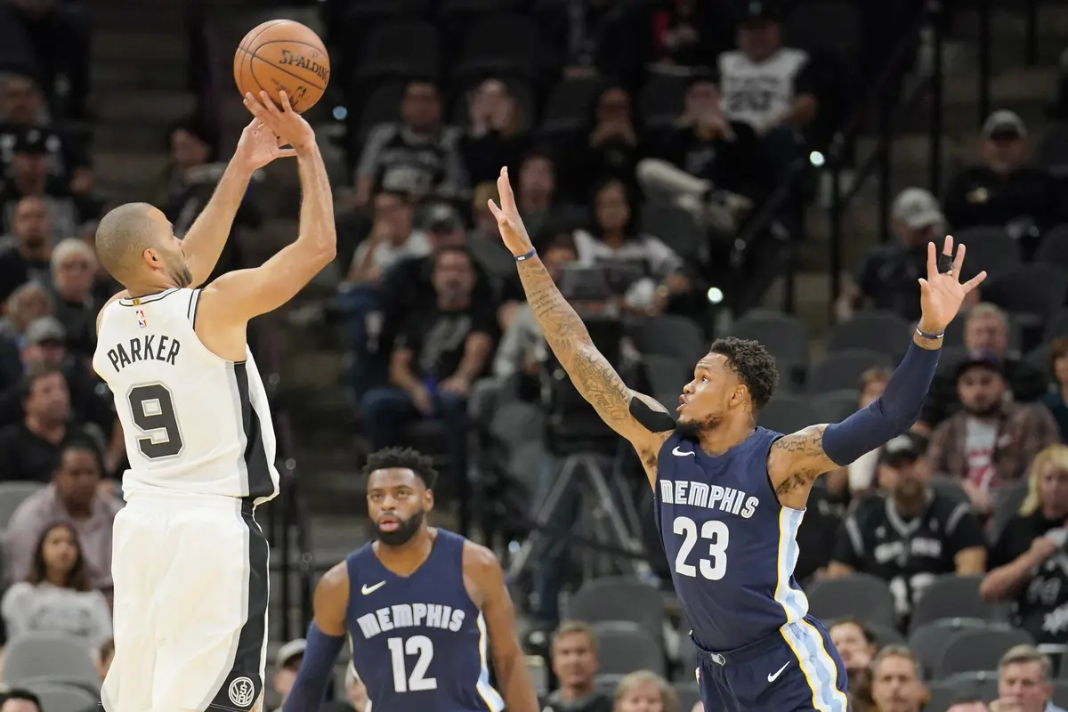 Aksi Tony Parker saat lawan Grizzlies