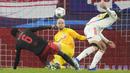 Kiper RB Salzburg, Alexander Schlager (tengah) berhasil mementahkan tendangan striker Benfica, Petar Musa pada laga matchday keenam Grup D Liga Champions 2023/2024 di Red Bull Arena, Salzburg, Austria, Rabu (13/12/2023) dini hari WIB. (AP Photo/Matthias Schrader)