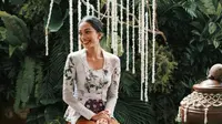 Faradina Mufti DJ tampak menawan dalam balutan kebaya kutubaru warna putih motif bunga dan kain jarik warna coklat. (FOTO: Instagram/faradinamufti).