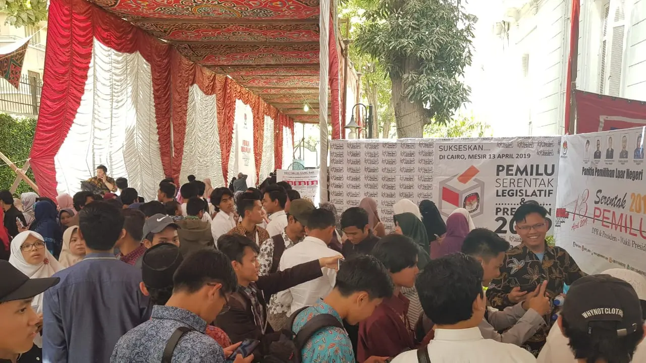 Masyarakat Indonesia di Mesir berbondong-bondong berkumpul di halaman kantor KBRI Kairo untuk menggunakan hak suara pada Pilpres 2019. (KBRI Kairo)