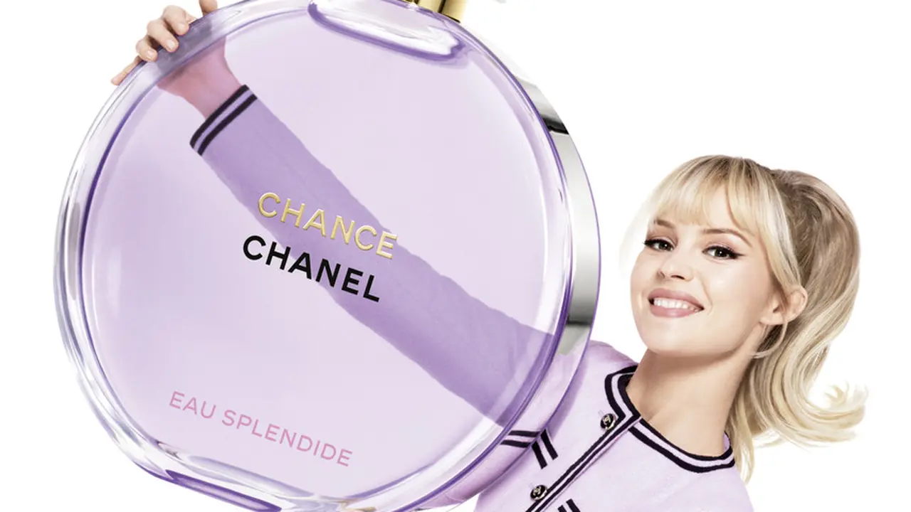 Tampilan Playful Angèle, Jadi Wajah Baru Parfum Chance Eau Splendide dari CHANEL