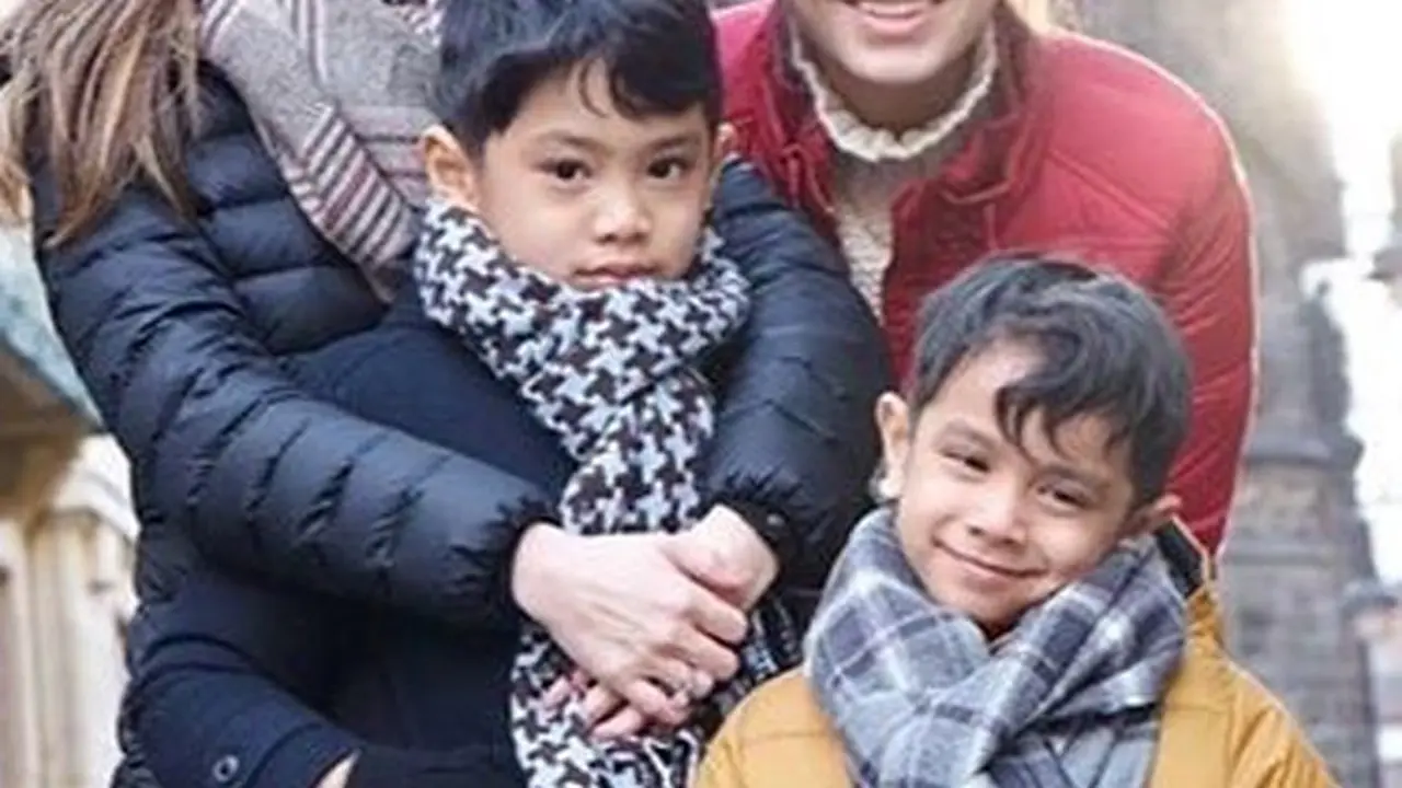 Beda Ibu, Ini 6 Potret Kompak Anak Bunga Zainal dan Kakak Sambungnya