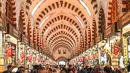 Orang-orang berbelanja di pasar rempah-rempah atau Spice Bazaar yang bersejarah di distrik Eminonu di Istanbul, Turki (13/7/2019). Spice Bazaar dipenuhi oleh pengunjung selama bulan ramadan. (AFP Photo/Ozam Kose)