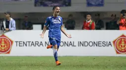 Pemain Persib Bandung, Kim Kurniawan saat merayakan golnya ke gawang PS TNI pada laga Torabika SC 2016 di Stadion Pakansari, Bogor, Minggu (21/8/2016). (Bola.com/Nicklas Hanoatubun)