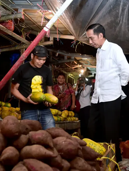 Presiden Joko Widodo berbincang dengan pedagang buah ketika memantau kebutuhan bahan pokok di Pasar Bogor, Jalan Roda, Kota Bogor, Selasa (30/10). Jokowi ingin memastikan langsung harga bahan kebutuhan pokok di pasar. (Liputan6.com/HO/Biro Pers Setpres)