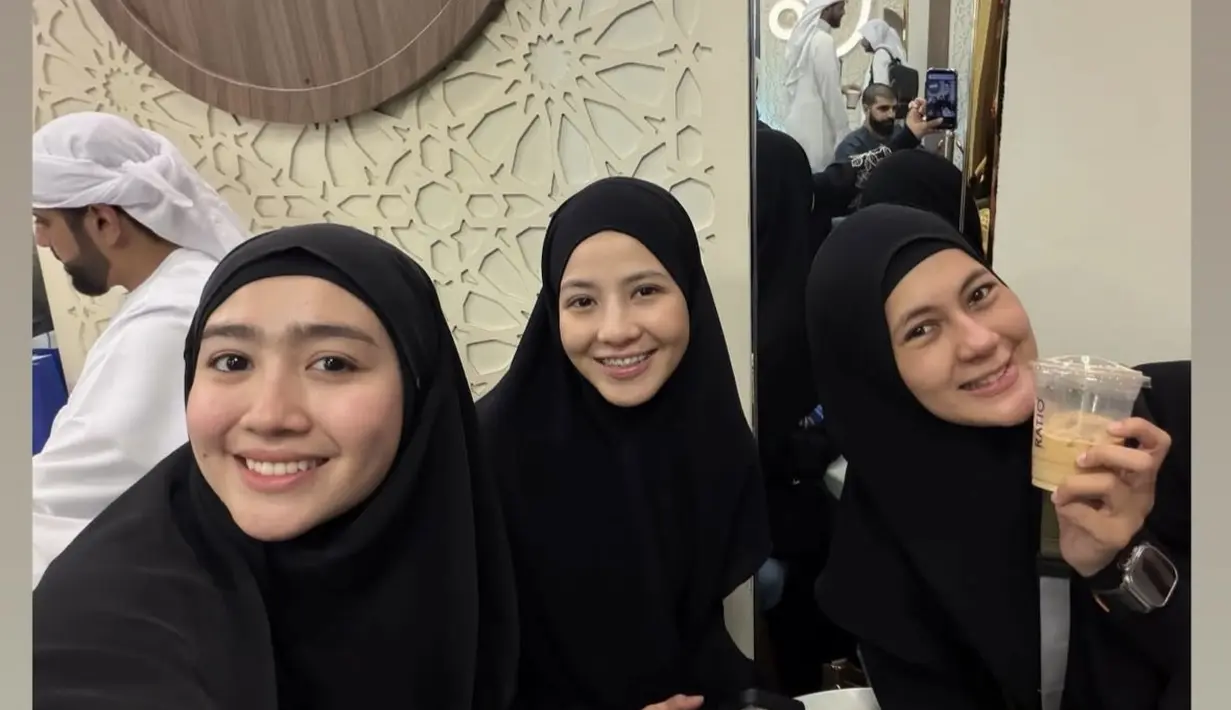 Natasha Rizky tampak berkesempatan menjalankan umrah saat Ramadan 2026. Ia pun mengenakan khimar dan abaya warna hitam. [@febbyrastanty]