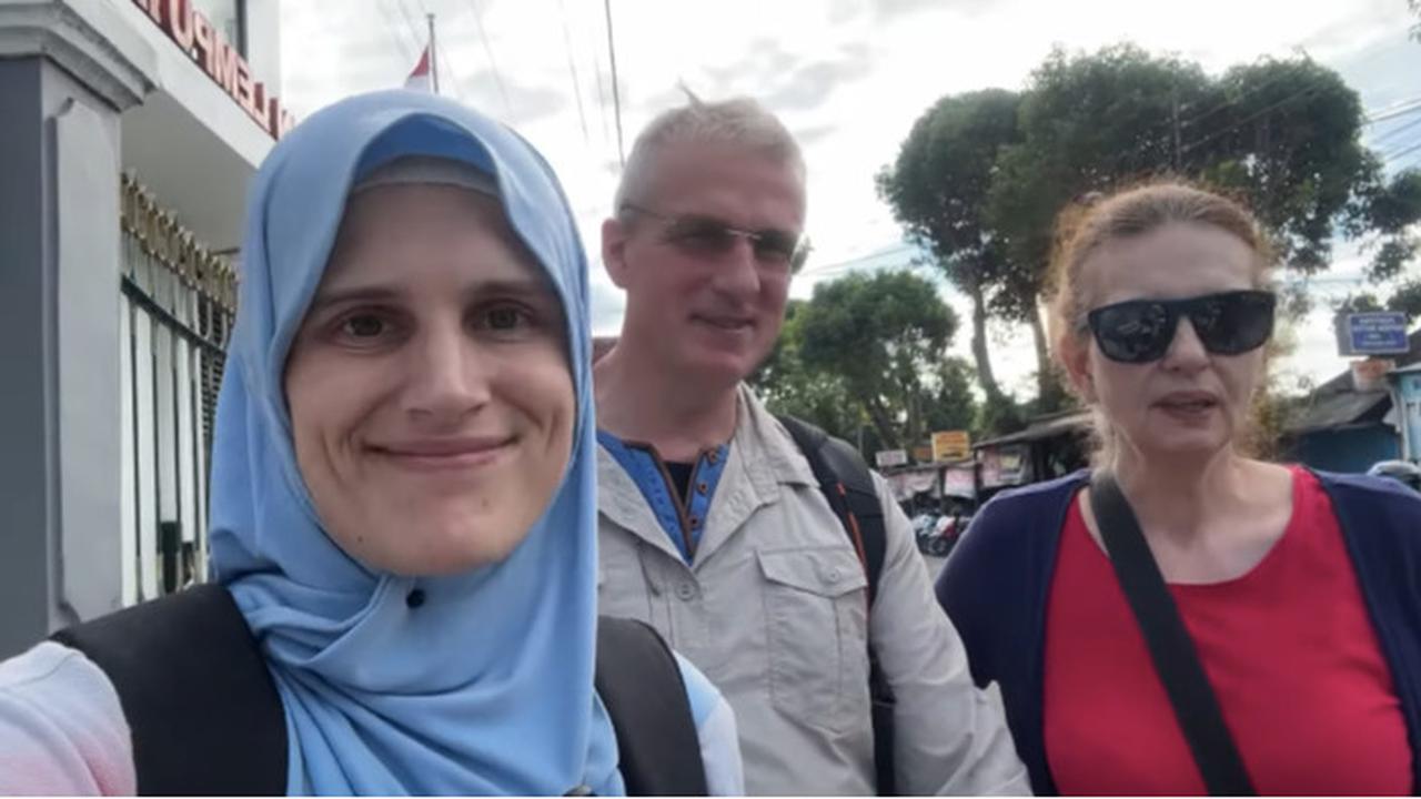 bule jerman naik kereta