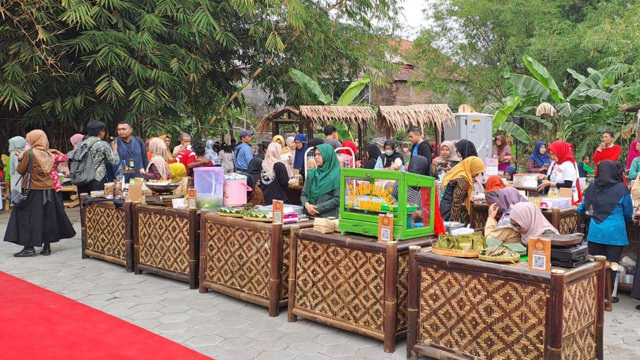 Nur menuturkan ada puluhan UMKM dikelola warga sekitar yang membuka stan di Pasar Kali Ledek. Karena itu, pasar ini  turut membantu perekonomian warga.<br>