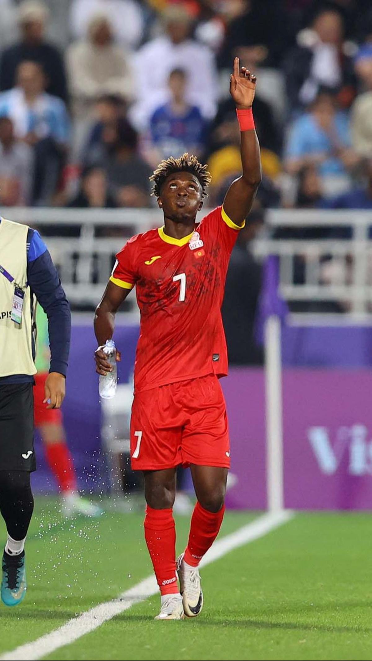Timnas Kirgistan yang tertinggal lebih dulu berhasil menyeimbangkan kedudukan berkat gol cantik yang dicetak oleh Joel Kojo pada menit 80.&nbsp;Foto: REUTERS/Ibraheem Al Omari