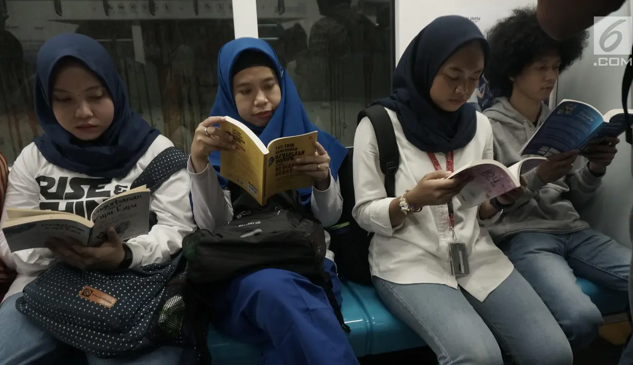 <p>Masyarakat pengguna MRT tengah membaca buku yang disediakan disetiap stasiun MRT di Jakarta, Minggu (8/9/2019). Pemprov DKI Jakarta meluncurkan ruang baca buku disetiap stasiun MRT untuk menumbuhkan minat baca masyarakat. (Liputan6.com/Angga Yuniar)</p>